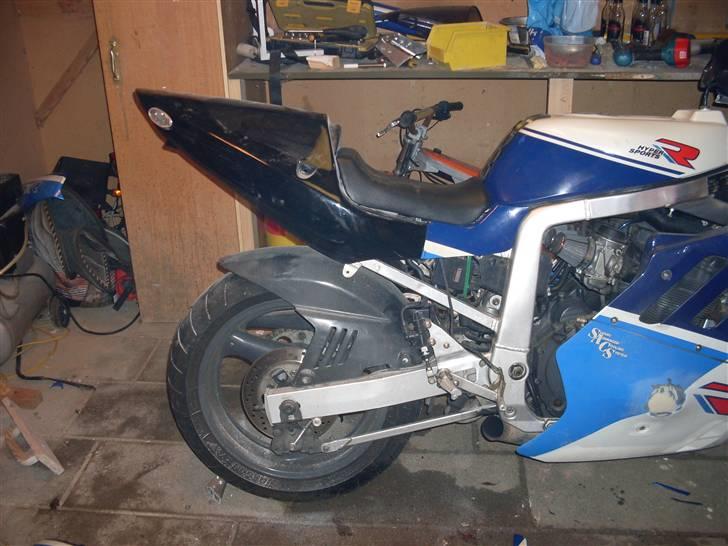 Suzuki gsxr 750 - sammensmeltning af original 89er bagende, og en racer kåbe fra en k1.. det var lidt nemmere;) billede 12
