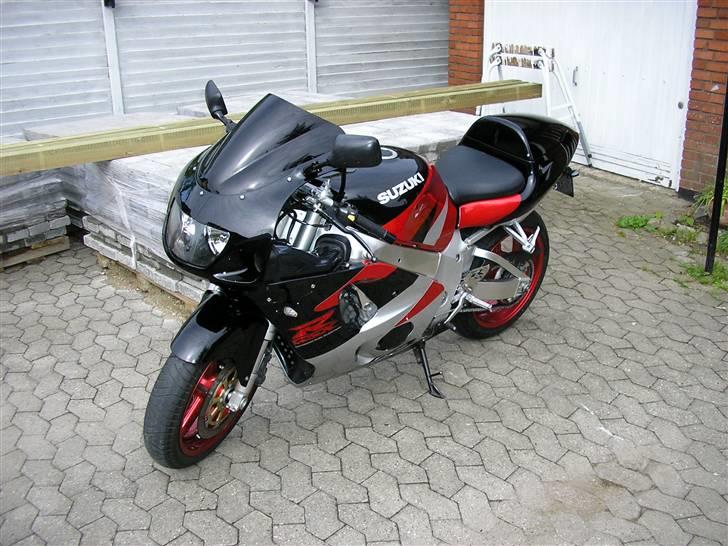 Suzuki gsxr 750 srad solgt billede 18