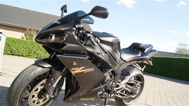 Yamaha YZF R1 - Lige landet i indkørslen, efter turen hjem fra butikken. billede 1
