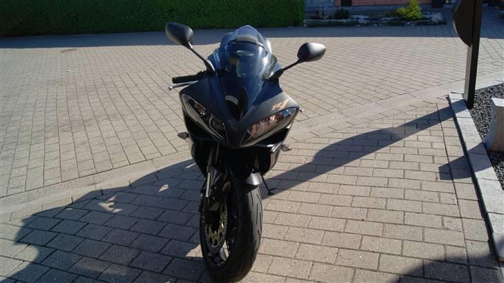 Yamaha YZF R1 - Lige landet i indkørslen, efter turen hjem fra butikken. billede 2