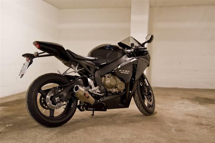 Honda CBR 1000RR - På billedet kun med sædeskal og Yoshimura.. Carbon undertray, blink og bikestands er på vej fra Italien! billede 2