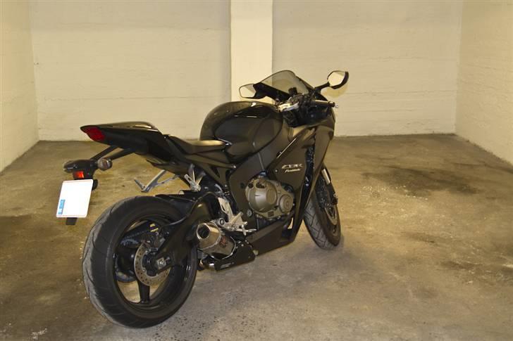 Honda CBR 1000RR - På billedet kun med sædeskal og Yoshimura.. Carbon undertray, blink og bikestands er på vej fra Italien! billede 5