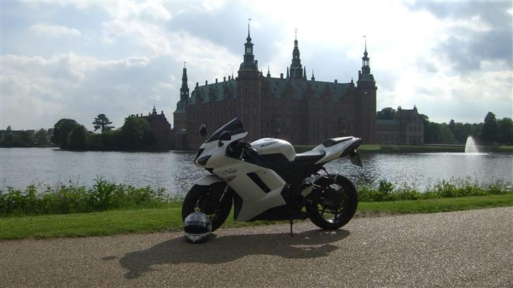 Kawasaki Ninja zx6r - Taget ved slottede i Hillerød, kom bare en vagt der ikke var så glad for det for blev nød til at køre ned at en cykel sti :D  billede 2