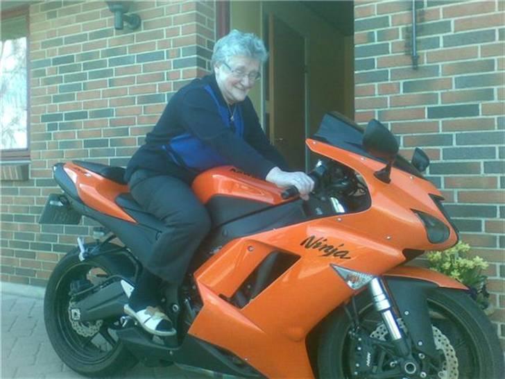 Kawasaki Ninja zx6r - Hehe fik lige lokket min farmor op på den :D  billede 13