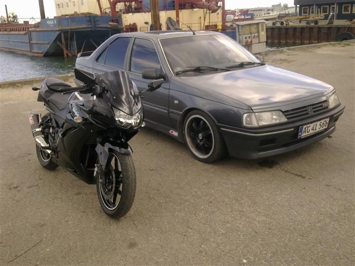 Kawasaki Ninja 250R SOLGT - Ninjaen ved siden af min kammerats peugeot 405 mi16 billede 2