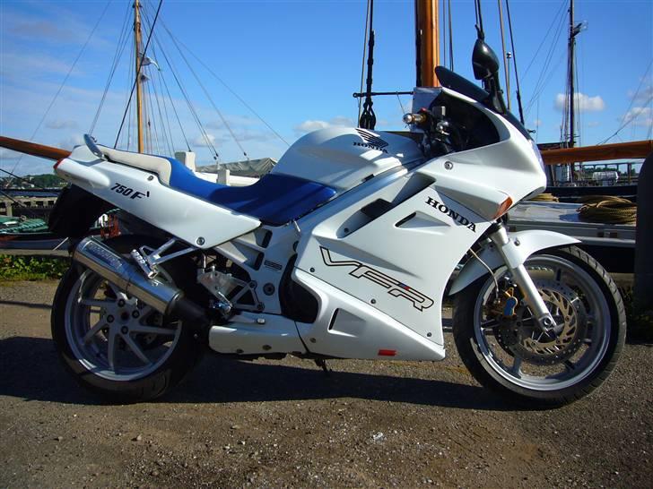 Honda VFR 750 F - RC36/1 SOLGT billede 1