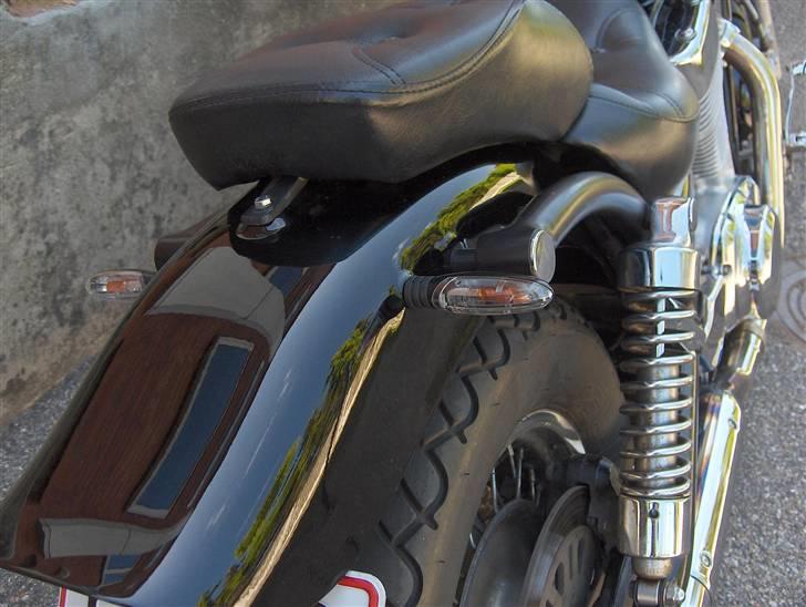 Suzuki (solgt) vs 1400 intruder - div reflekser er væk hullerne lappet og nye små blink er monteret. Sisi baren er selvfølgelig også revet af. billede 5