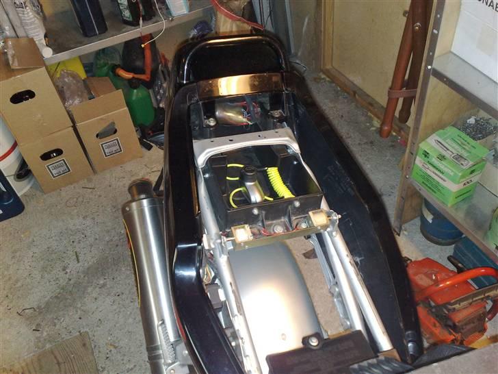 Honda CBR 600 F3 PC31 - "trunk kit" jeg selv har bygegt i den så der er lidt opbevarings plads der er nemt at komme til billede 16