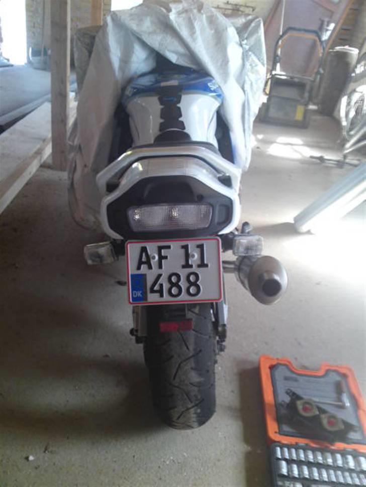 Suzuki GSX-R 1100 W. - den nye diode baglygte monteret (slukket) billede 13