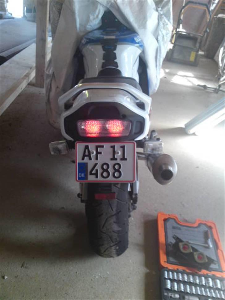 Suzuki GSX-R 1100 W. - den nye diode baglygte monteret (tændt) billede 14