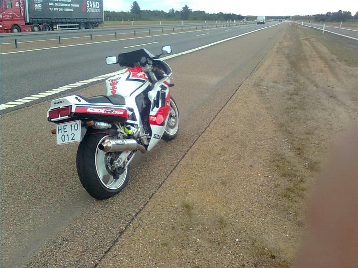 Suzuki GSX-R 750 - Havde lige overhalet med en "sjat" over 110 km/t. da den blev lidt løs i bagenden. billede 17