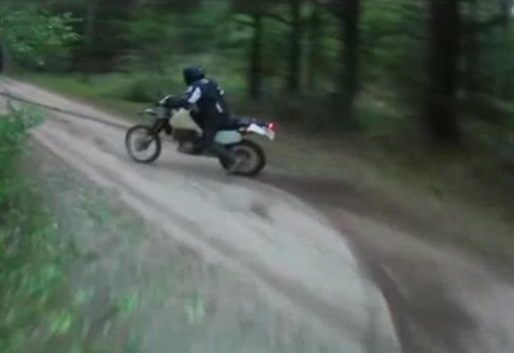 Honda XR 600 - Sakset fra buddys helm-cam - Udskridning under sving. billede 15