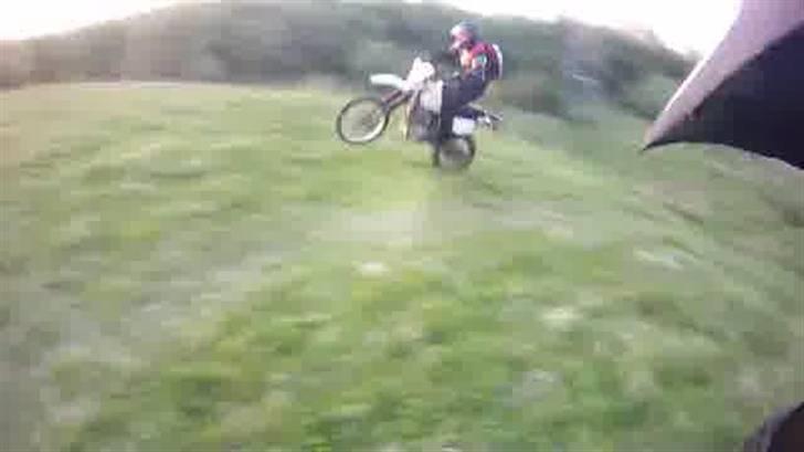 Honda XR 600 - Sakset fra buddys helm-cam - På baghjul op af bakke. billede 14