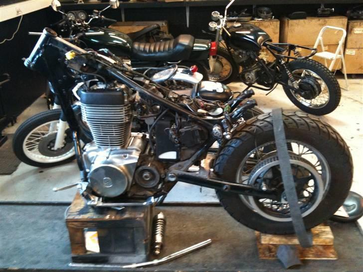 Suzuki Ls 650 "bobber" - Bælte pillet af, skal have nyt. Det er ved at sprække og har en lille sten skade. Den ser sku lidt nøgen ud! billede 7