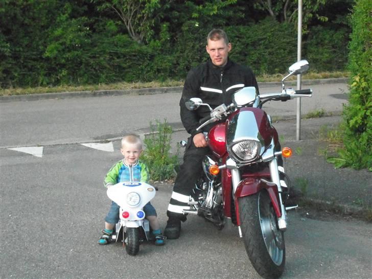 Suzuki vzr 1800 - Min nevø og jeg har fundet ud af forskellen på drenge og mænd. prisen på deres legetøj... ;) billede 6