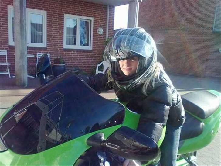 Kawasaki ZX9R Ninja - Datteren Emma (12 år) på fars MC. billede 15