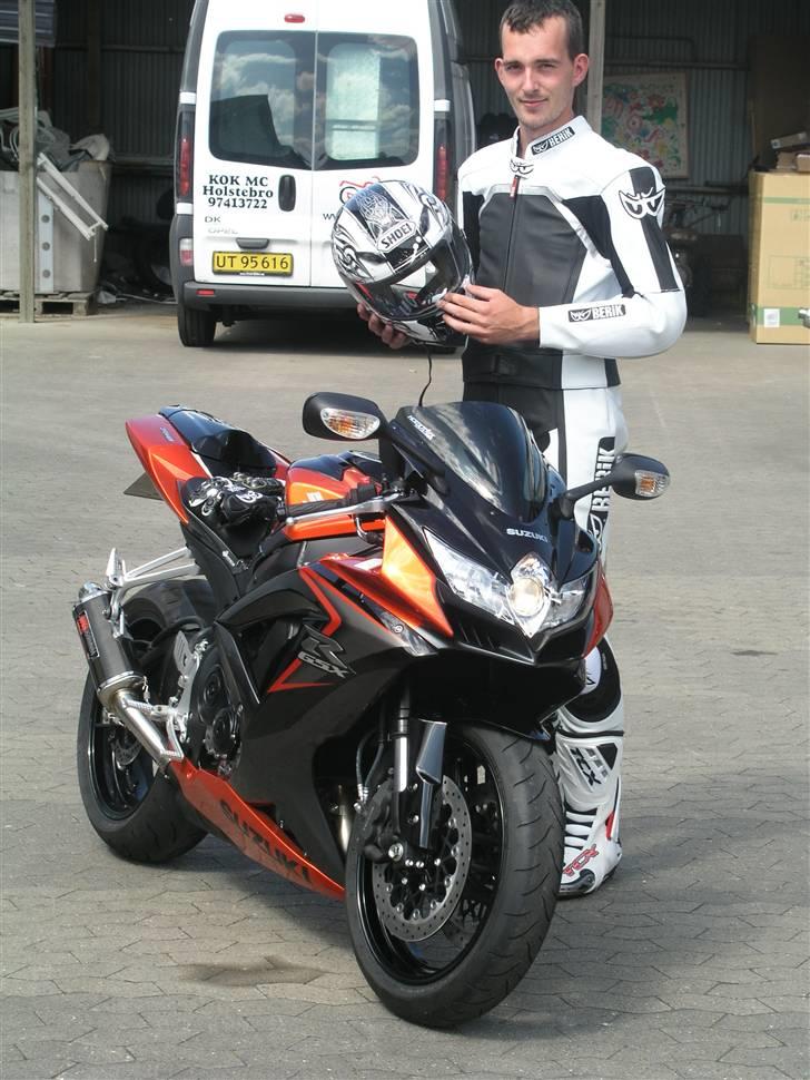 Suzuki GSX-R 750 - En glad ung mand ! Der vidst ikke helt kan forstå at drømmen er gået i opfyldelse ;) billede 8