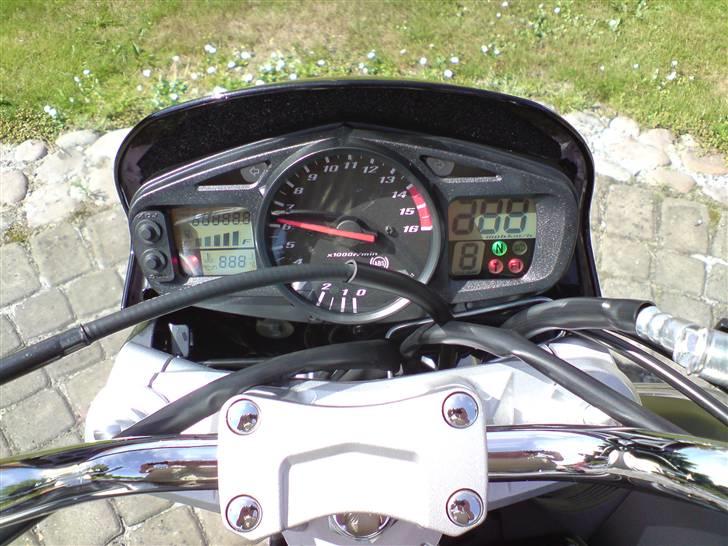 Suzuki GSR billede 8