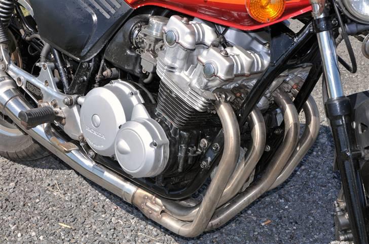 Honda CB 750 F - Motoren og en del af Laser udstødningen billede 3