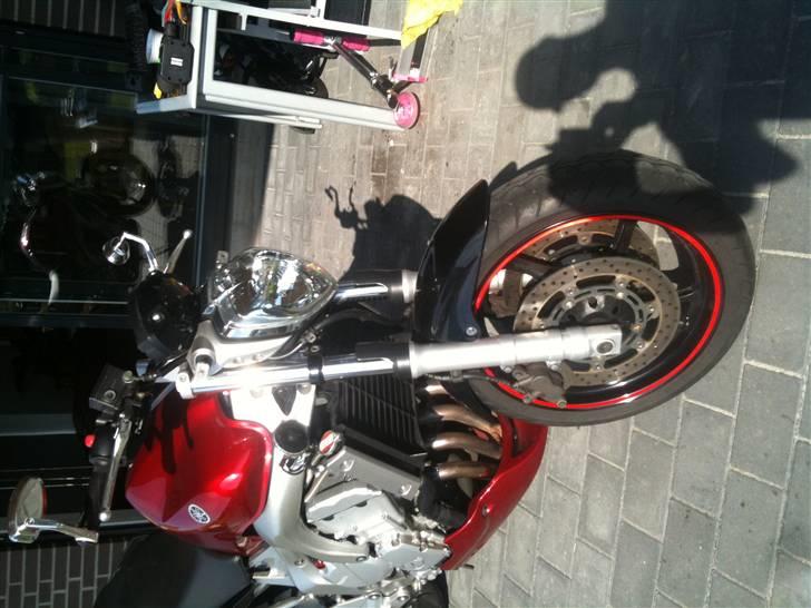 Yamaha FZ 6-N - SOLGT - Forenden efter "make-over" med rimstripes, spejle og styrender billede 2