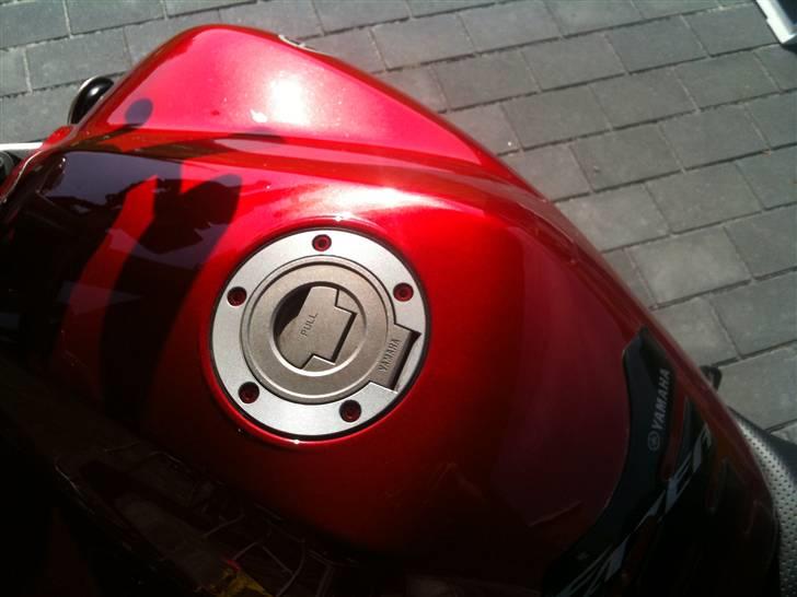 Yamaha FZ 6-N - SOLGT - Røde skruer om tankdækslet - fra Carpimoto.it billede 7