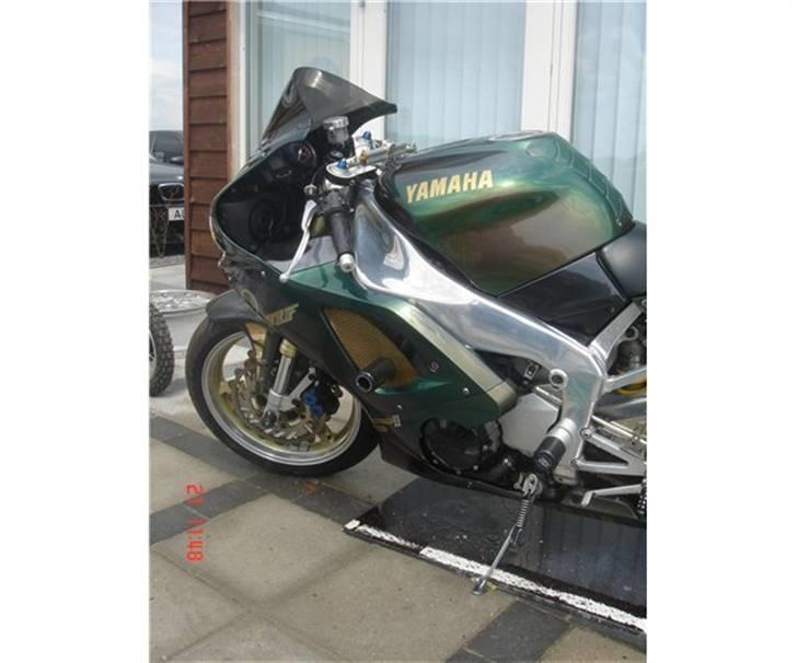 Yamaha YZF R1 billede 2