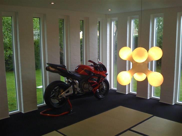 Honda CBR600RR - TIL SALG - - matcher fint tatami-måtterne i stuen...:-) billede 2