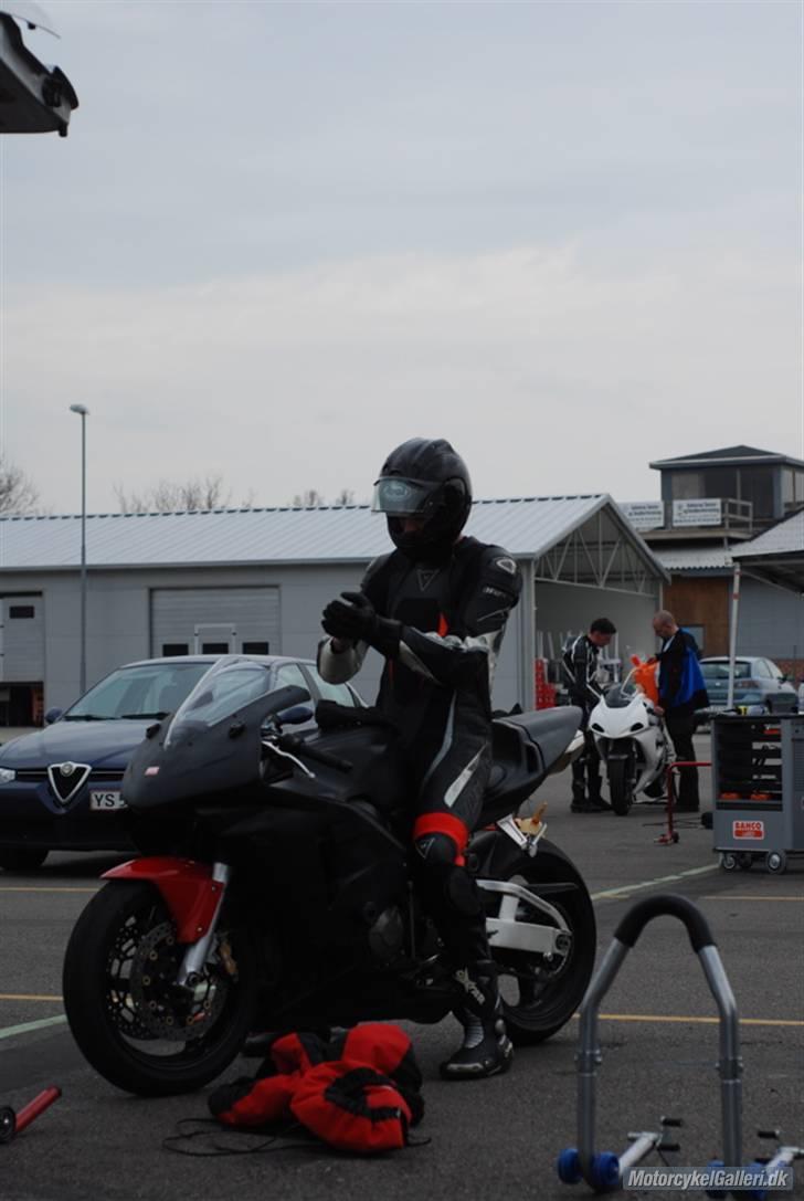 Honda CBR600RR - TIL SALG - Og hurtigt af med handskerne, så man komme til at klø klunkerne... billede 17