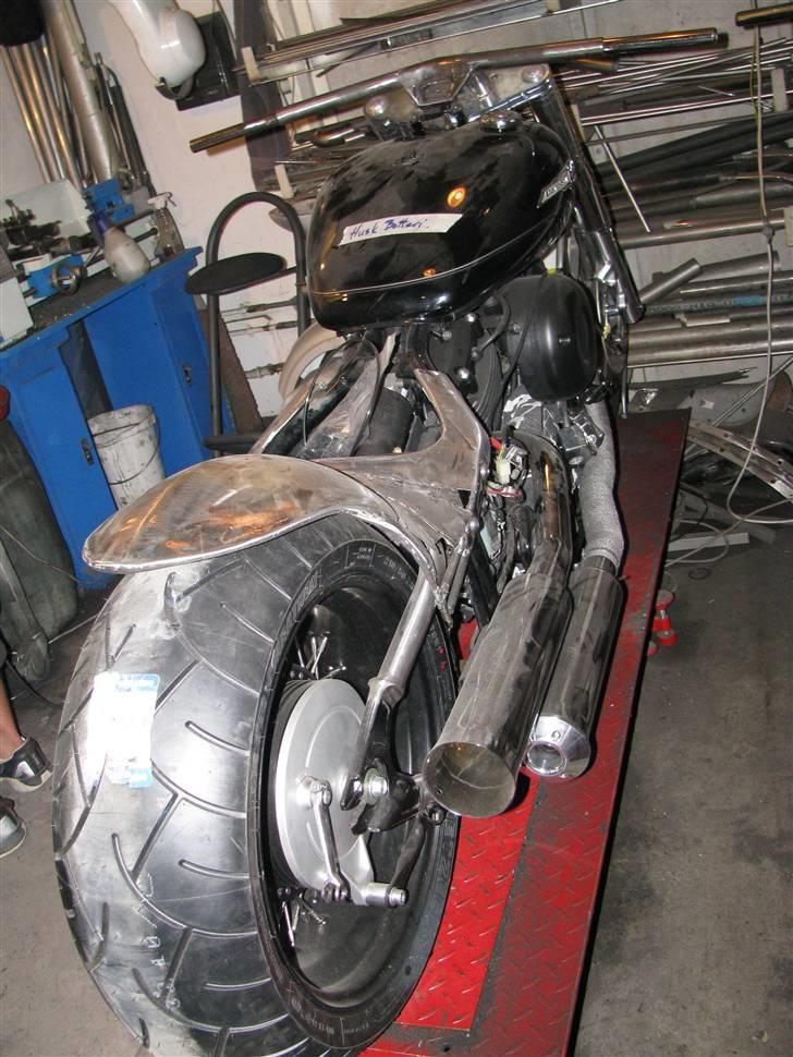 Yamaha Dragstar XVS 650 - Sådan så den ud d. 26/7. Nu begynder jeg at kunne se lyset for enden af tunnelen  :o) billede 11