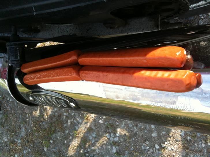 Honda CBR 1000F SC24 - Om sommeren er det en smal sag at stege 4 pølser på hver potte. De brænder let på, haha :-) billede 14