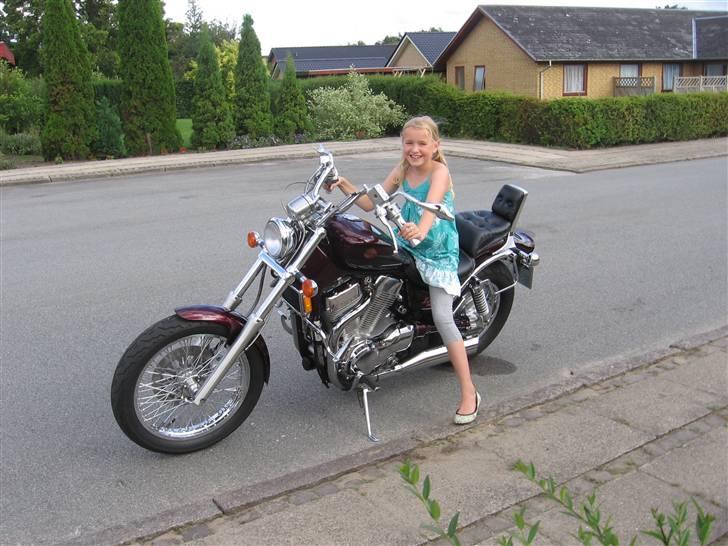 Suzuki Intruder vs 1400 SOLGT - Min yngste datter på geden. billede 7