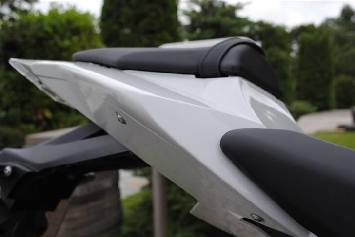 BMW S1000RR - Flot bagende.. mangler bare lige et dæksel istedet for sædet og en mindre nummerpladeholder :) billede 2