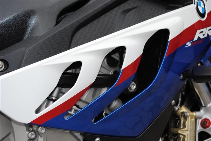 BMW S1000RR - Haj gæller på cyklens højre side.. Den anden side er lidt mere neutral og en anelse kedelig. billede 3