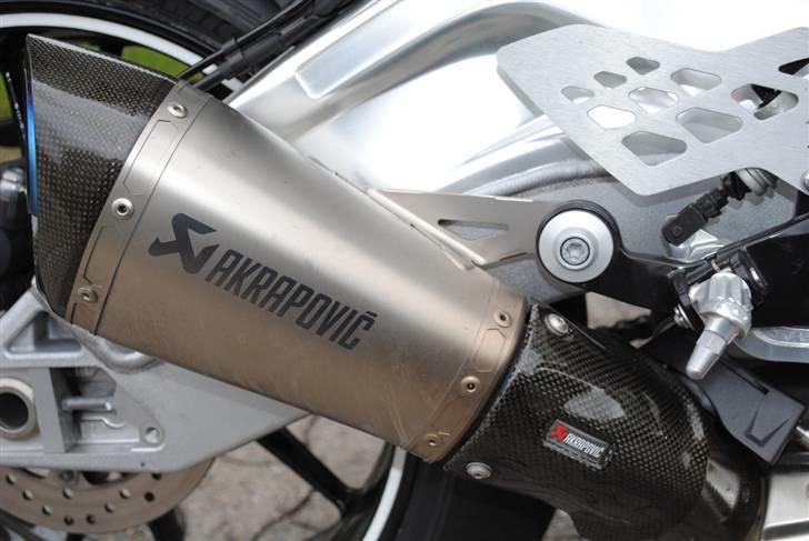 BMW S1000RR - Akra shorty somvirkelig pynter istedet for den originale potte.. Katalysator sidder stadig på. billede 4