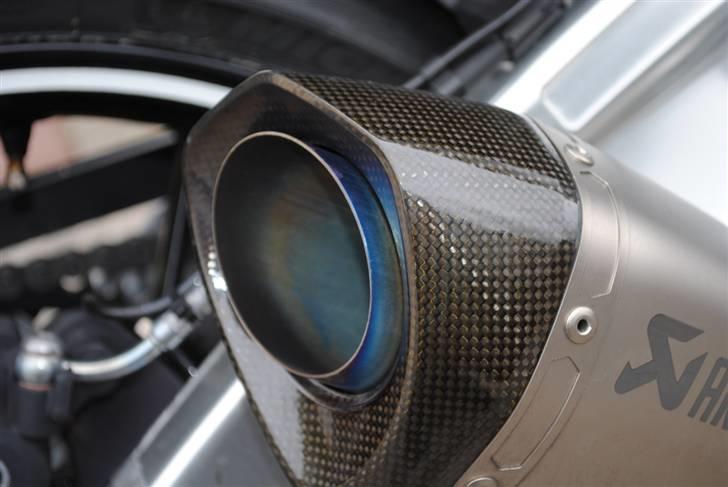 BMW S1000RR - DB-killer er der ikke noget af, men heldigvis larmer den ikke mere end at man godt kan være bekendt at køre med den.. lyder absolut herligt :=) billede 5