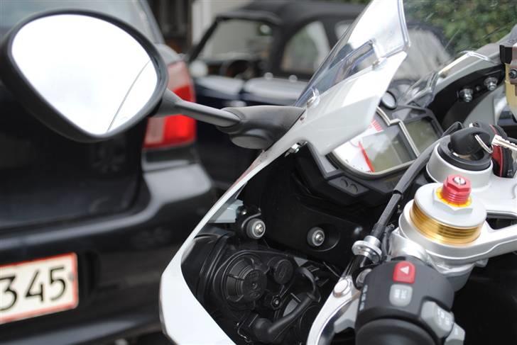 BMW S1000RR - Rigtig smart feature er at man kan indstille affjedringen med tændingsnøglen og at de hele er markeret med tal så man let kan stille fra wet til dry setup :) billede 6