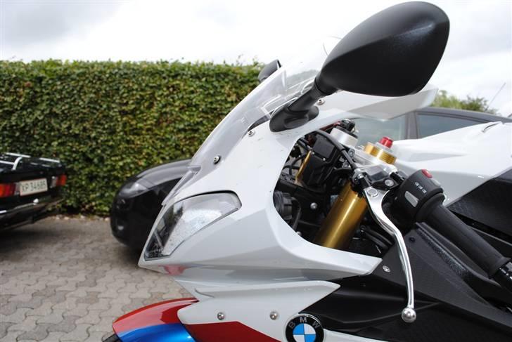 BMW S1000RR - En skam BMW ikke valgte at flytte blinklys op i spejlene hvis man spørger mig, ville ha pyntet istedet for de grimme blink der sidder nede på kåben. billede 8