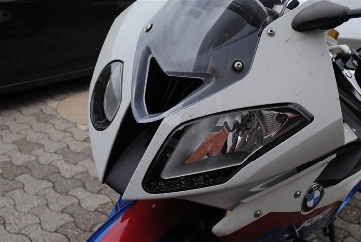 BMW S1000RR - Nok den mest omdiskuterede design feature er de 2 forskellige lygter, jeg var ikke begejstret i starten men synes efterhånden at det er den fedeste front der findes.. desuden giver de godt lys :) billede 9
