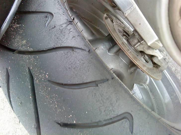 Suzuki GSX-R 600 - Efter min første tur på banen, så kom det meste af kyllinge striberne af :) billede 14