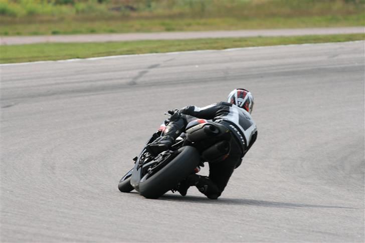 Yamaha YZF R1 Baneged - Selv med mine korte ben kan knæet nå asfalten!!! *(højren efter pitlangsiden, Anderstorp) foto: Steen billede 17