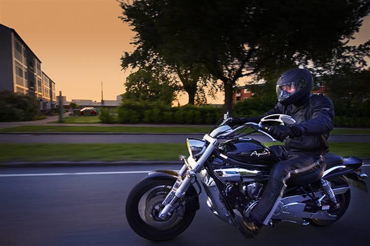 Hyosung gv650 - Taget af fotograf i Odense under kørsel med 50 km, som prøveklud til nyt koncept  billede 2