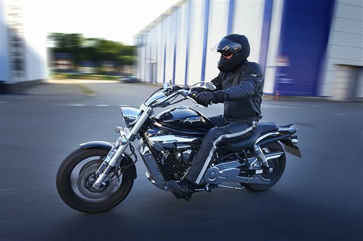 Hyosung gv650 - Taget af fotograf i Odense under kørsel med 50 km, som prøveklud til nyt koncept  billede 3