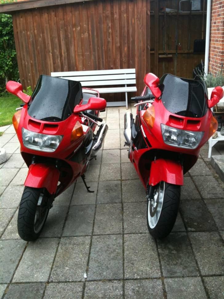 Honda CBR 1000F SC24 - Man kan altid kende min maskine på de beskidte fælge. Sammenlign blot med Kim S´ ekstremt velholdte tvillingcykel (som tidligere var en SC21)  billede 6