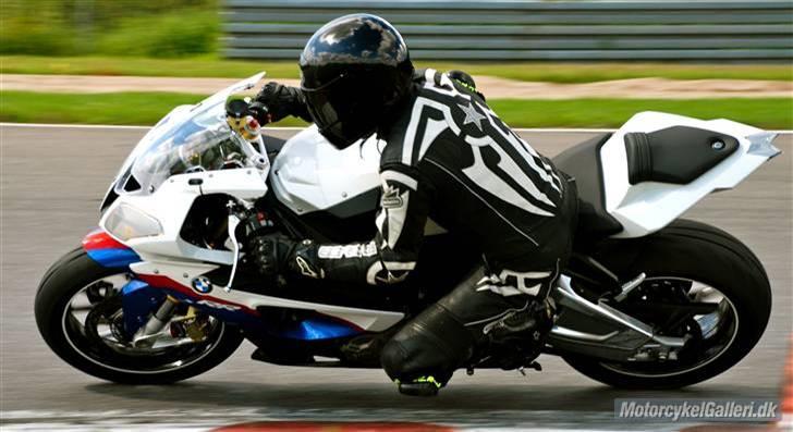 BMW S1000RR - Første trackday på cyklen.. 200hk er næsten for meget på en lille bane som Padborg Park :) billede 12