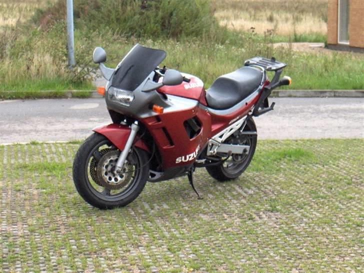 Suzuki gsx 750 f - er lige blevet sat efter lille køretur i lidt regn billede 5