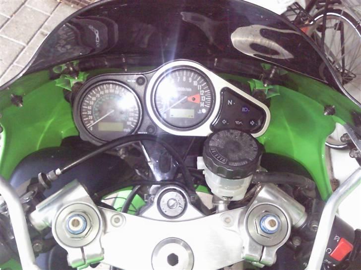 Kawasaki ZX9R billede 4