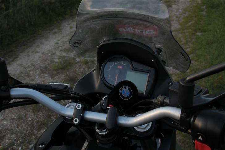 Aprilia Pegaso Trail - Instrumenterne, med okay mange oplysninger og kontrol med venstre pegefinger billede 12