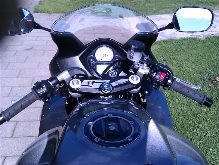Suzuki SV 650S K9 - Cockpitet til piloten. billede 13