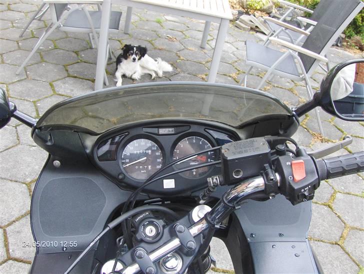 Honda Deauville NT650V (Solgt) - Kommando centralen. Lig mærke til alarmen under havebordet billede 11