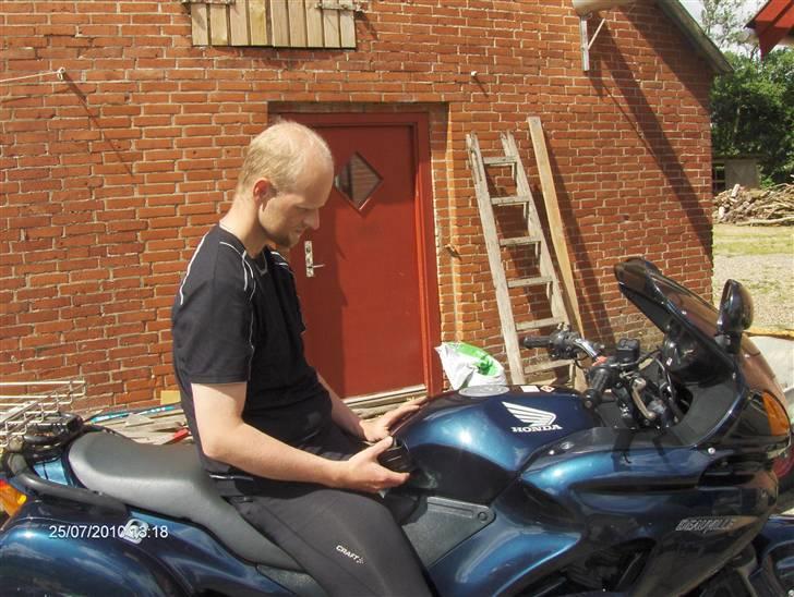 Honda Deauville NT650V (Solgt) - Ejeren af mc´en, ved godt det er noget mærkeligt tøj jeg er I. Men har været ude at løbe forinden billede 19
